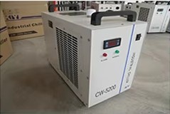 CO2 FABTEC HT-6040 
 Водяной чиллер CW-5200 
Чиллер служит для охлаждения жидкости, которая нагревается в процессе поглощения лишнего тепла, образующегося при лазерном излучении  Охлаждение происходит с использованием принудительной циркуляции  ...