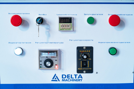 DELTAMACHINERY DM-108 PRO 
  ПАНЕЛЬ УПРАВЛЕНИЯ  
 Интуитивно понятная панель управления с возможностью задать температуру клея, выставить таймер обрезки кромки и скорость вращения клеевых валов  

