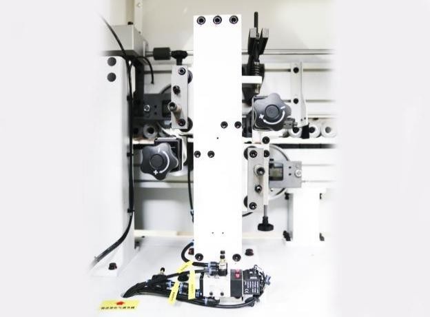 HOLD HD210JS  Узел радиусной цикли Удаляет следы, оставленные фрезой для снятия свесов, делает края гладкими и ровными, придает кромке радиусную форму  Оснащен двумя группами ножей с разными радиусами для работы с разными толщинами кромочного мате...