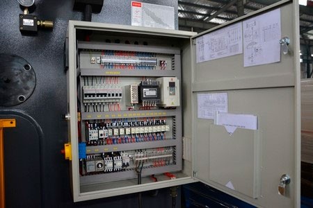 FABTEC CNC-PBA 300  Электрошкаф Служит для размещения электрооборудования станка  В станках серии HPJ используется оборудование Siemens и Schneider;