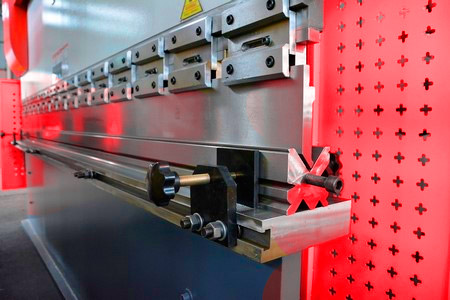 FABTEC CNC-PBA 100 
 T-образный паз на рабочем столе 
Служит для закрепления нижнего инструмента любых, даже нестандартных размеров и установки кронштейнов передней поддержки листа
