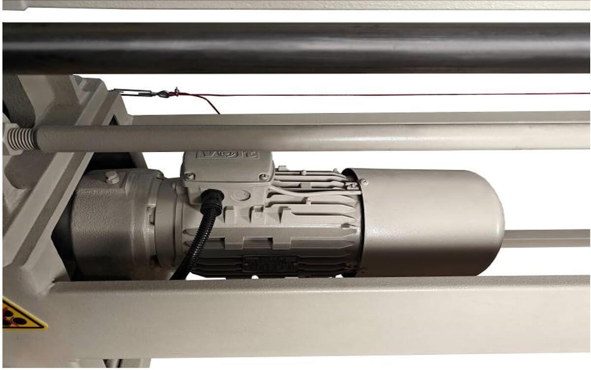 ISITAN IR 1270×75 Станок оснащен мощным и надежным двигателем мощностью 1,5 кВт  Станок работает от напряжения в сети 380В 