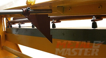 MZG 3008 

 
 Надёжная жёсткая сварная конструкция надёжно защищает оборудование от разрушительного воздействия вибраций, которые неизбежно возникают в процессе выполнения технологических операций; 
 Отличное исполнение  Гильотина удобна в раб...