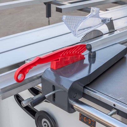 FABTEC UA3200E 
 Проталкиватель заготовок 
Используется для безопасного перемещения заготовки в зону реза  Помогает оператору удерживать руки на безопасном расстоянии от пильного диска, снижая риск травм;