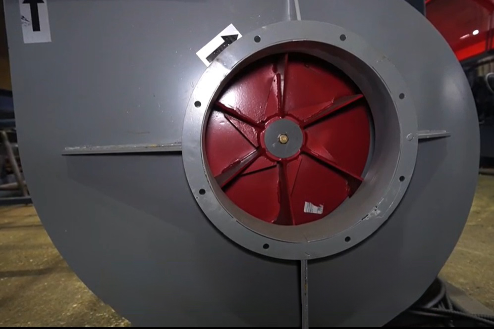 EcoWood C-7000  Мощный вентилятор  В комплект системы аспирации входит пылевой радиальный вентилятор мощностью 7,5 кВт, что обеспечивает высокую производительность системы – 7000 м³/ч 