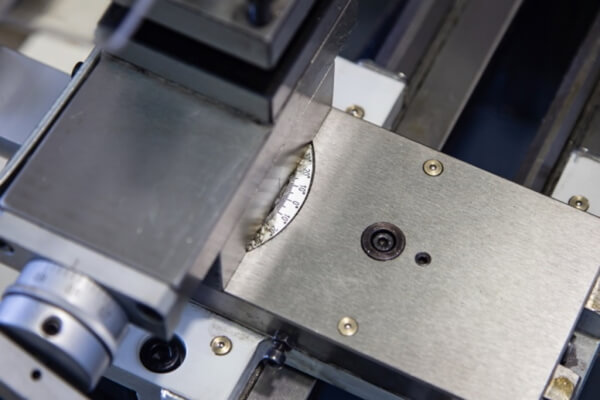 MML 2140V Наличие шкалы для определения угла поворота резцедержателя 