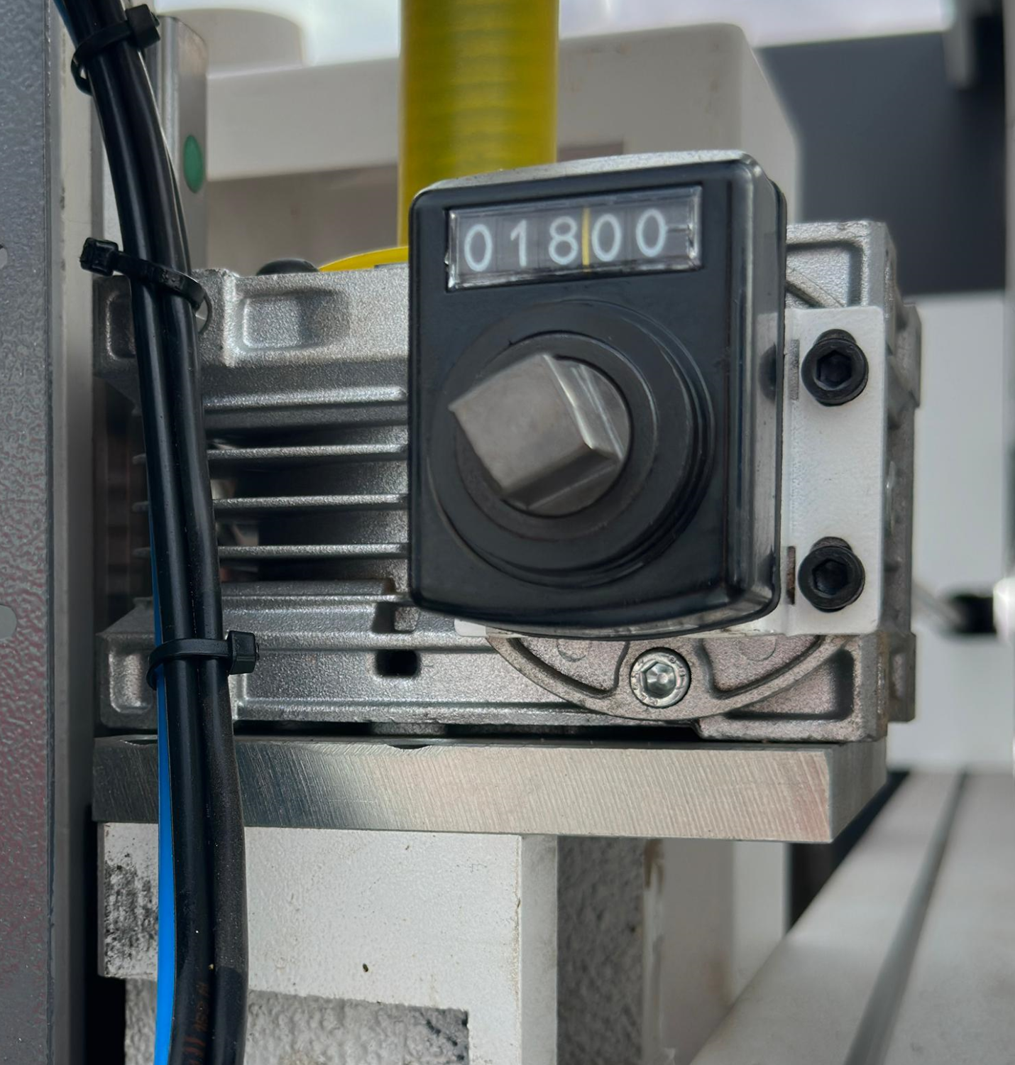 ADVANTAGE 5000RF SERVO  Быстрое позиционирование прижимной балки Позиционирование прижимной балки происходит быстро, а параметры можно регулировать в соответствии с требованиями, что экономит время и повышает эффективность