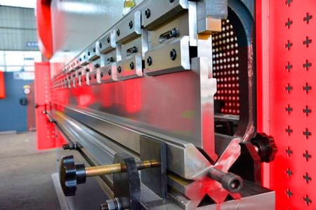 FABTEC CNC-PBA 300  Стандартные матрица и пуансон Верхний инструмент (Пуансон) имеет тип крепления AMADA-Promecam; Нижний инструмент (Матрица) – 4-х сторонняя многоручьевая матрица;